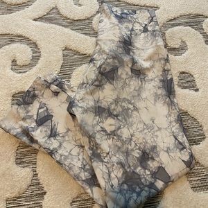 Lululemon EUC Size 8 Tie Dye crop leggings. Check out all my Lulu!